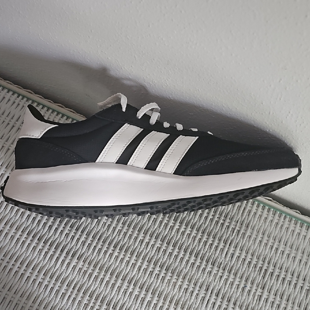 LIKE NEW! Iconic Adidas Classic Black and White Sneakers. M-8.5/W-10. - Picture 9 of 12